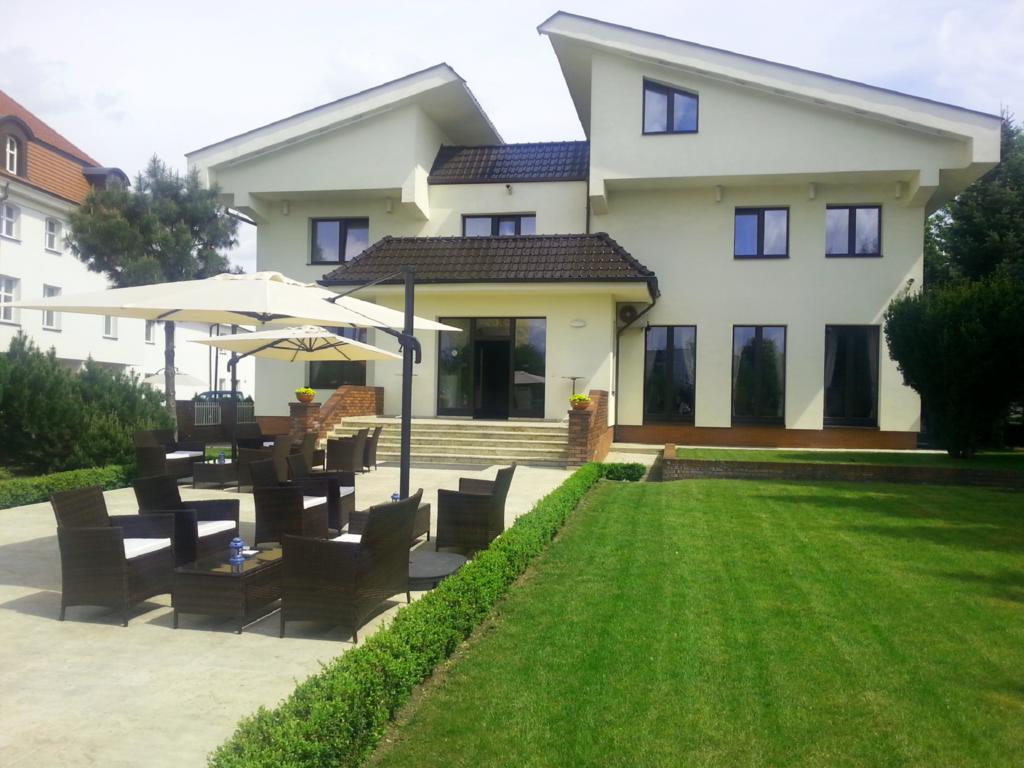 Astoria Bed & Breakfast Swarzedz Bagian luar foto
