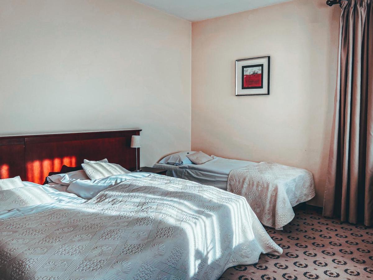Astoria Bed & Breakfast Swarzedz Bagian luar foto