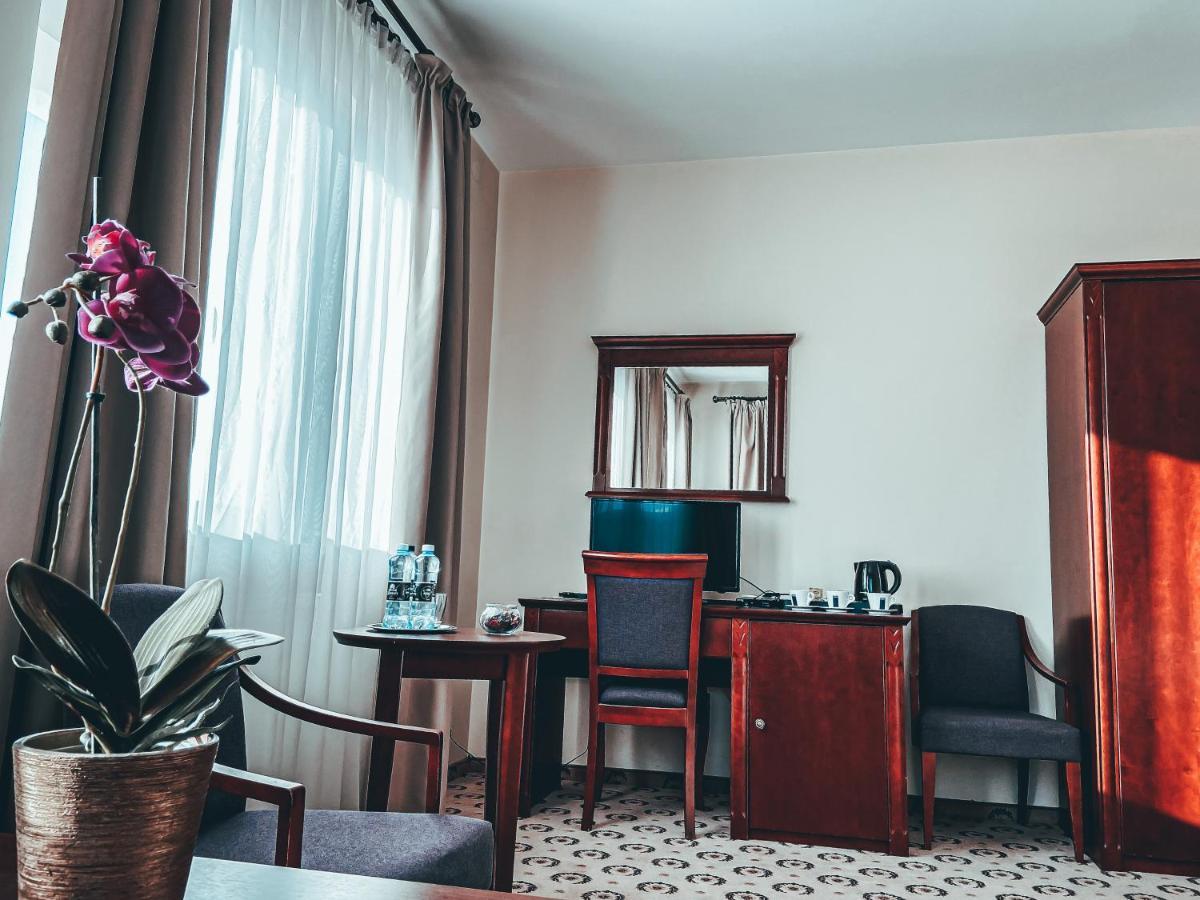 Astoria Bed & Breakfast Swarzedz Bagian luar foto
