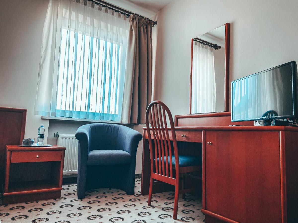 Astoria Bed & Breakfast Swarzedz Bagian luar foto