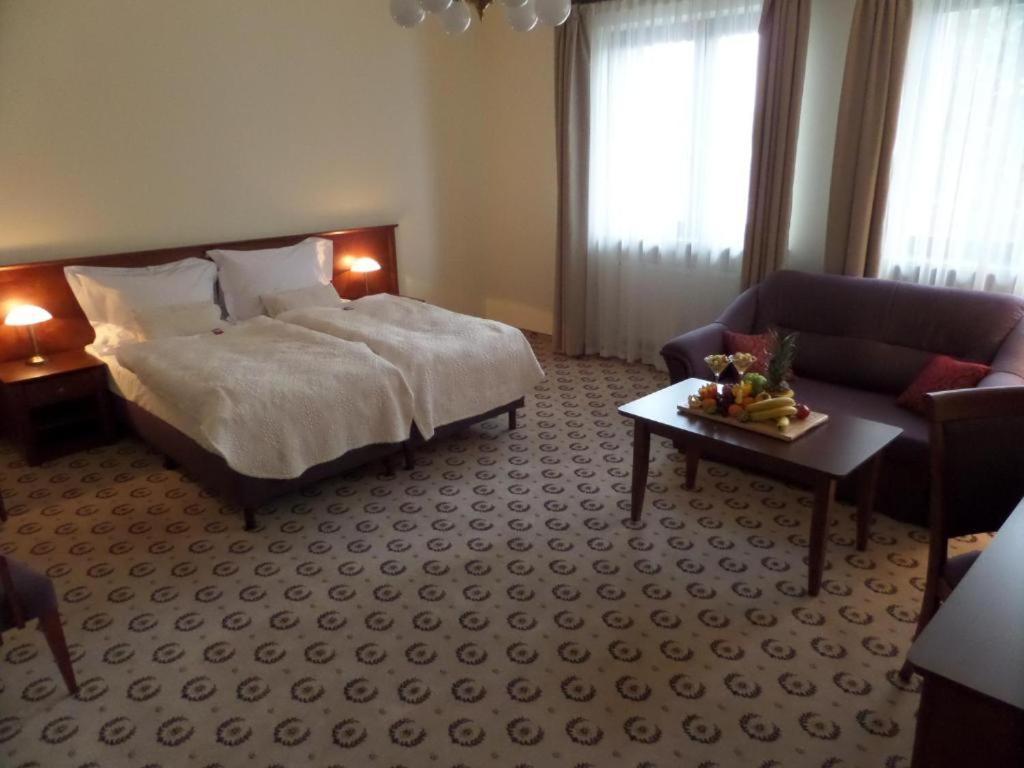 Astoria Bed & Breakfast Swarzedz Bagian luar foto
