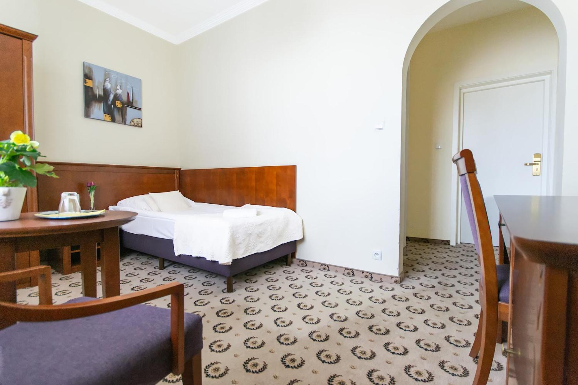 Astoria Bed & Breakfast Swarzedz Bagian luar foto