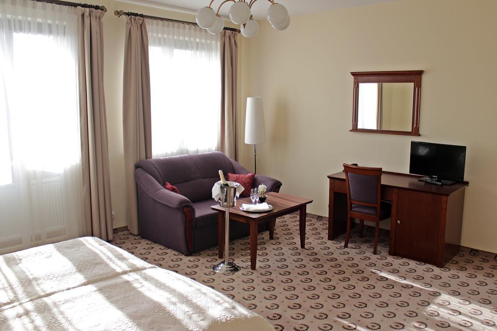 Astoria Bed & Breakfast Swarzedz Bagian luar foto