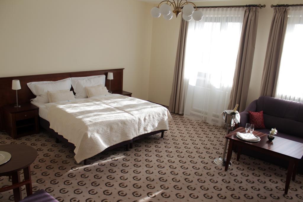 Astoria Bed & Breakfast Swarzedz Bagian luar foto