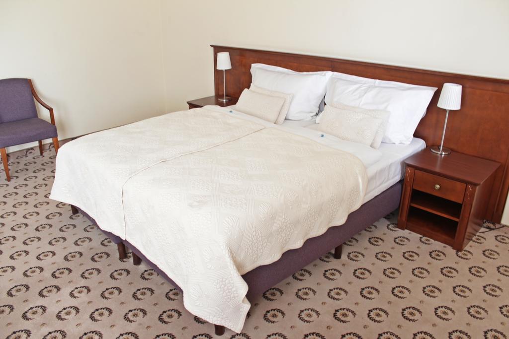 Astoria Bed & Breakfast Swarzedz Bagian luar foto