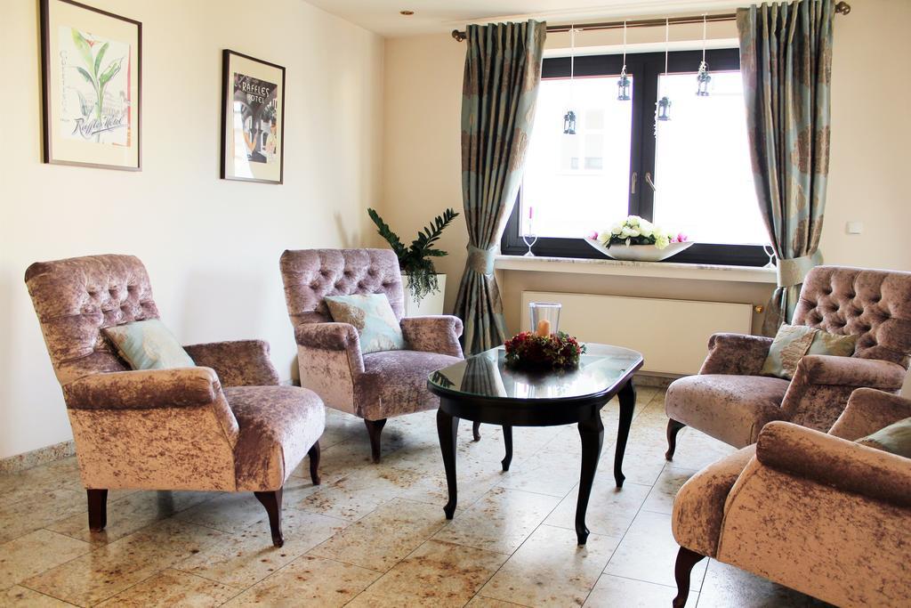 Astoria Bed & Breakfast Swarzedz Bagian luar foto
