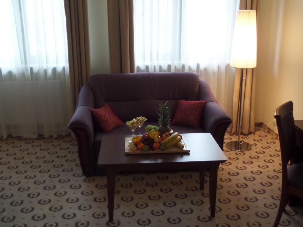 Astoria Bed & Breakfast Swarzedz Bagian luar foto
